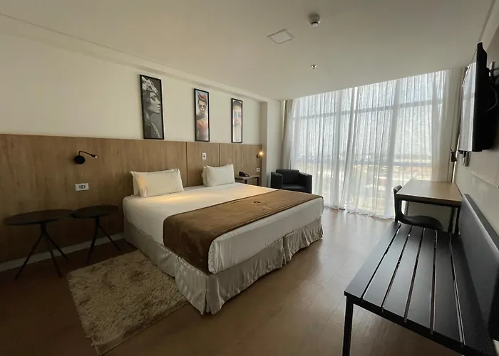Hotel com piscina: Transamerica Executive Maringá